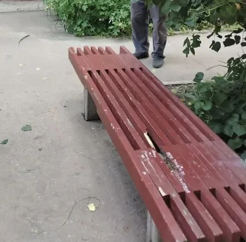 Еще одна скамейка демонтирована рядом с домом 10 по улице Гагарина.  Собственники решили таким радик