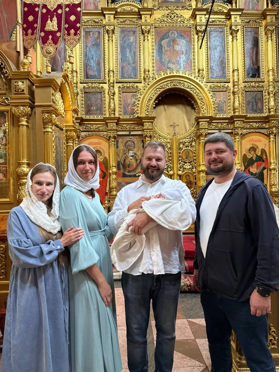 А я с утра уже подружкину малышку покрестила в Москве 😁 лечу топить баню 🔥
