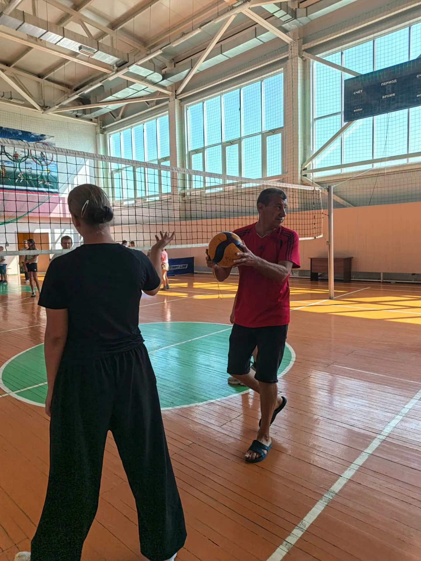 🏐Мастер-класс по волейболу начался с разминки, которая зарядили всех участников энергией. Под руков