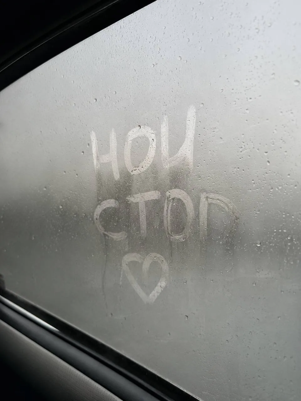 🌧️ В дождливую погоду спасает только любовь…

Любовь к тем, кто приедет вовремя, довезёт с комфорто