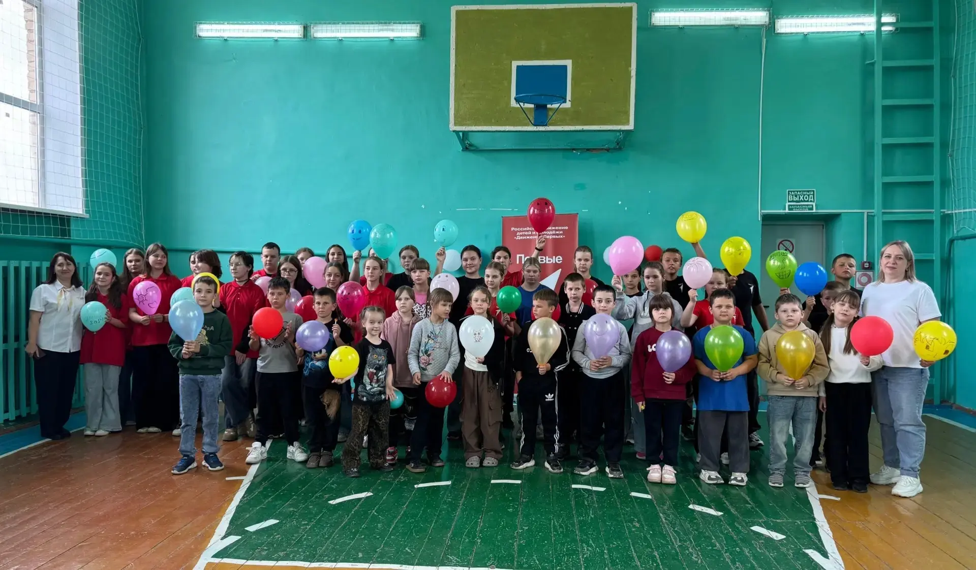 🌞 Сегодня у нас в лагере — День первых!

Утро началось с бодрой зарядки ⚡ и важного инструктажа, а 