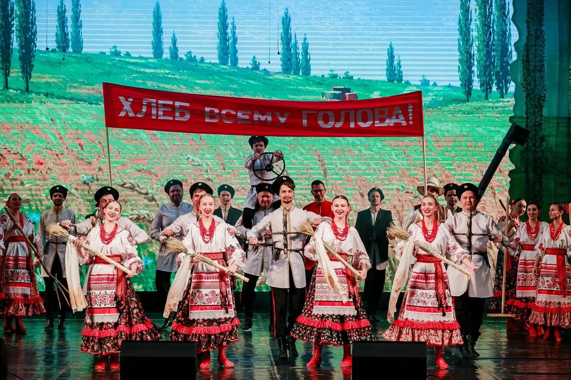 ✨ «Кубанские казаки на ярмарке» — премьера, которая удалась! Вчера ансамбль «Ивушка» представил зрит