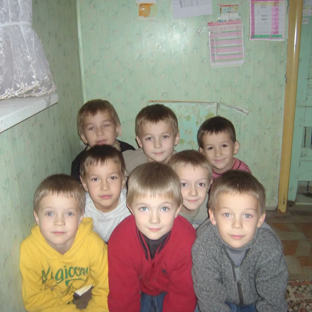 У этих детей нет дома. Нет родителей, к которым можно прижаться, когда страшно. Они мол...