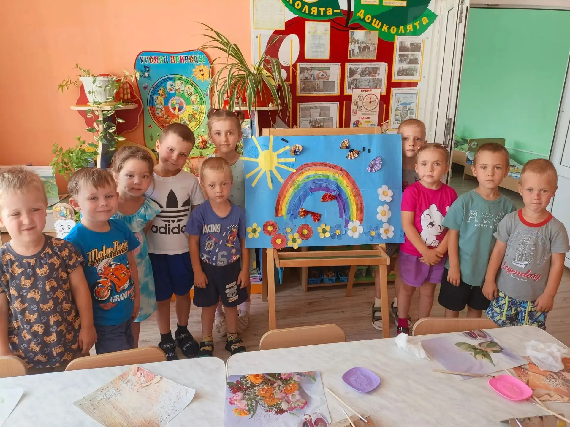Коллективная работа "Радужное лето".
 Сначала подготовили  и наклеили разноцветные полоски -получила