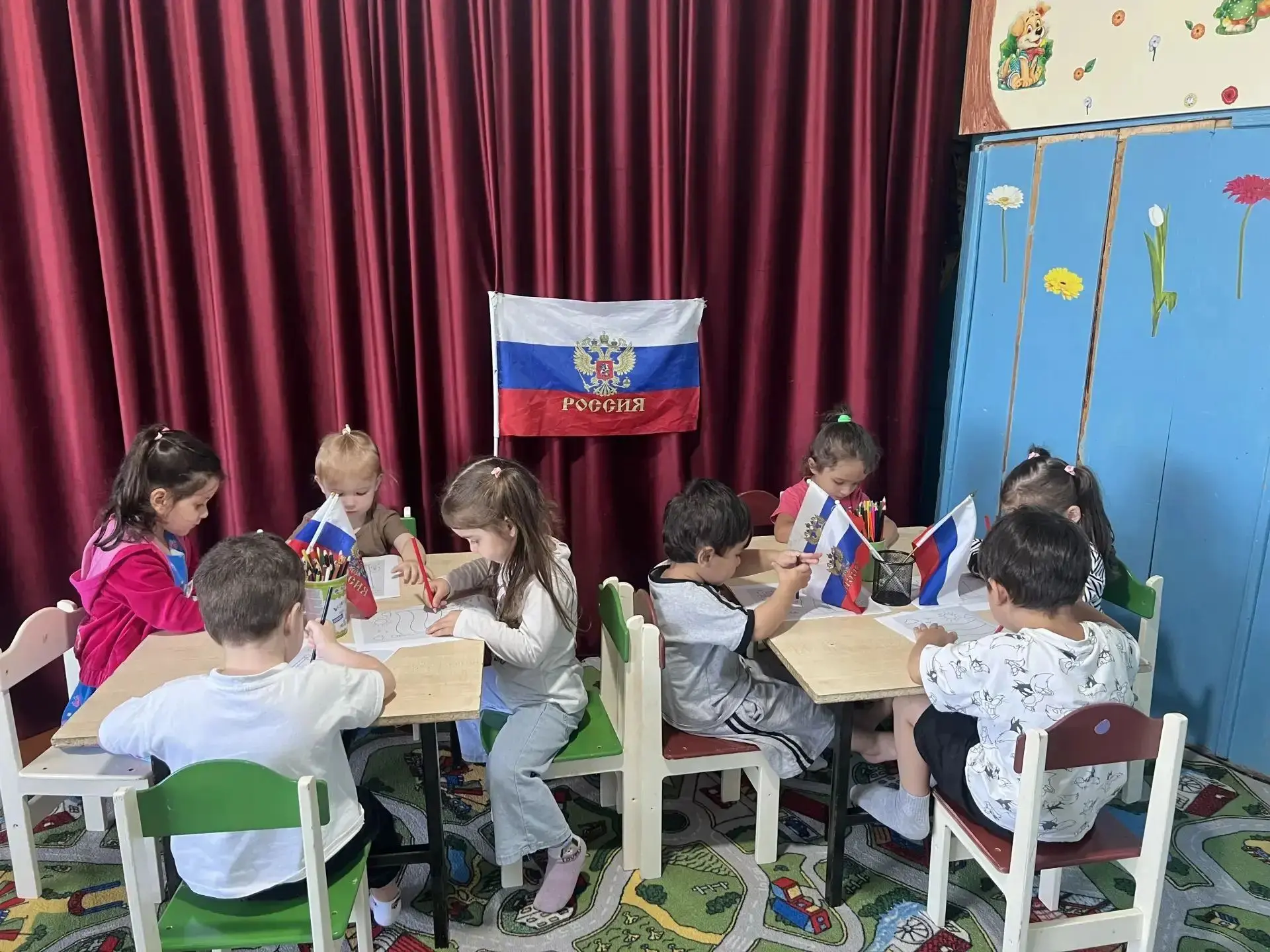 Наш яркий триколор: творческий День флага в ДОУ!