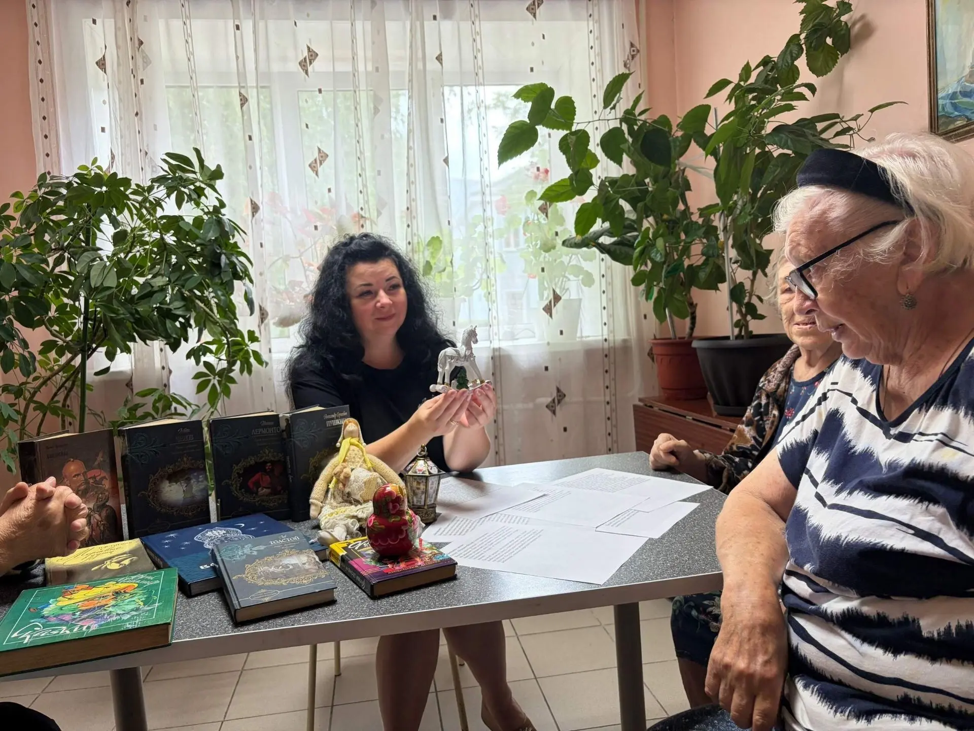 Путешествие по страницам детства: как библиотекарь Бийского дома престарелых подарила тепло воспомин