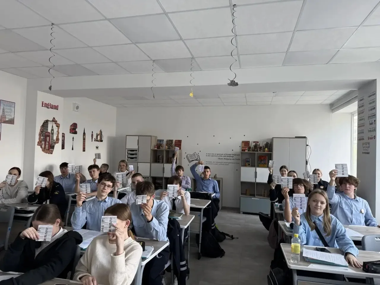 В рамках метапредметной недели в 8 «Б» классе прошел необычный урок английского языка.  Ребята откры