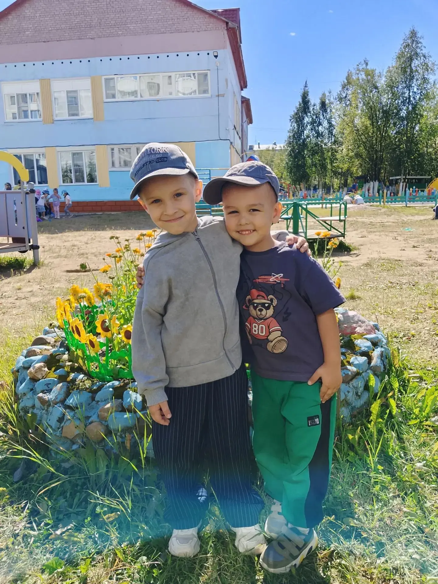 С друзьями ребёнок чувствует себя более уверенно.