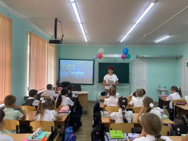 Библиотечный урок прошёл в 4 " А " классе. Урок начался с рассказа о захвате школы в Бе...