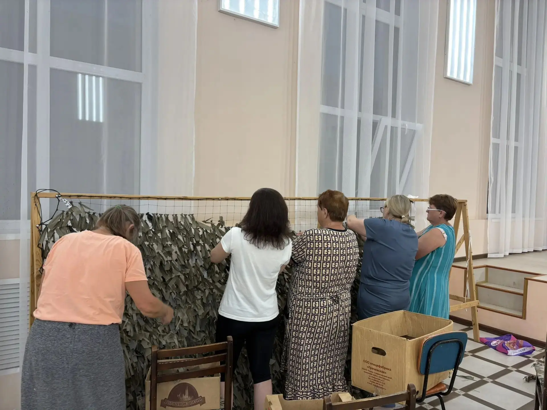 Сегодня в нашем Доме культуры  прошёл мастер-класс по изготовлению маскировочных сетей.