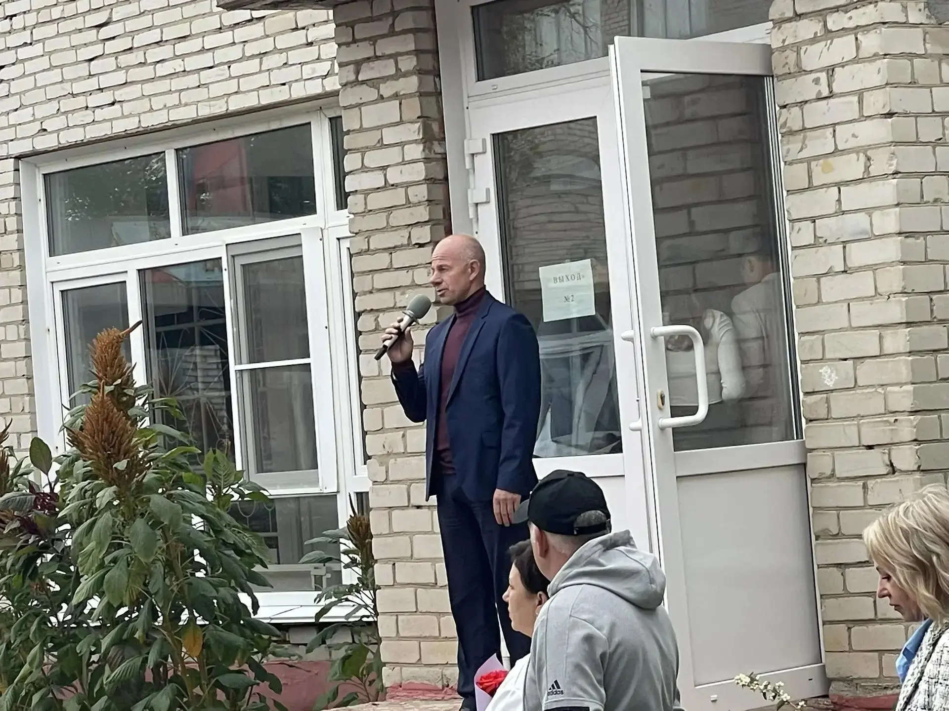 Дорогие ребята, уважаемые педагоги и родители, ! поздравляю вас с Днем знаний!