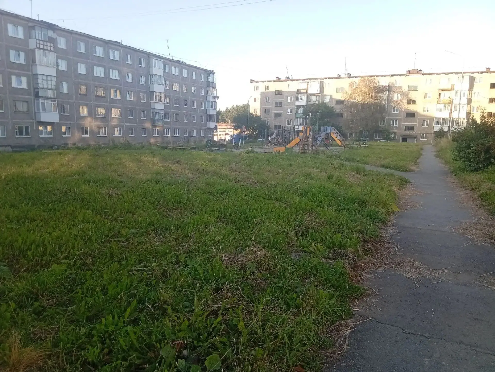 «Траву выкосили, спасибо!»
Жители Новоуткинска прислали фотографии приведённых в порядок территорий 