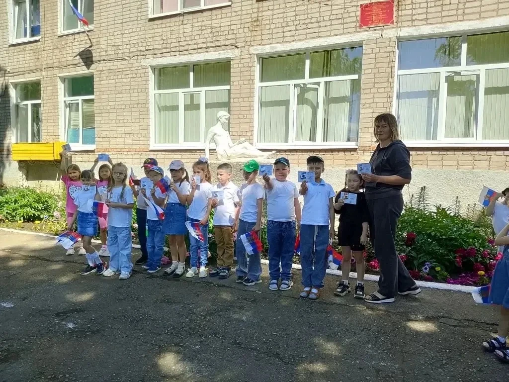 Сегодня в детском саду «Солнышко» 14 воспитанников вместе со своим наставником, Трифоно...