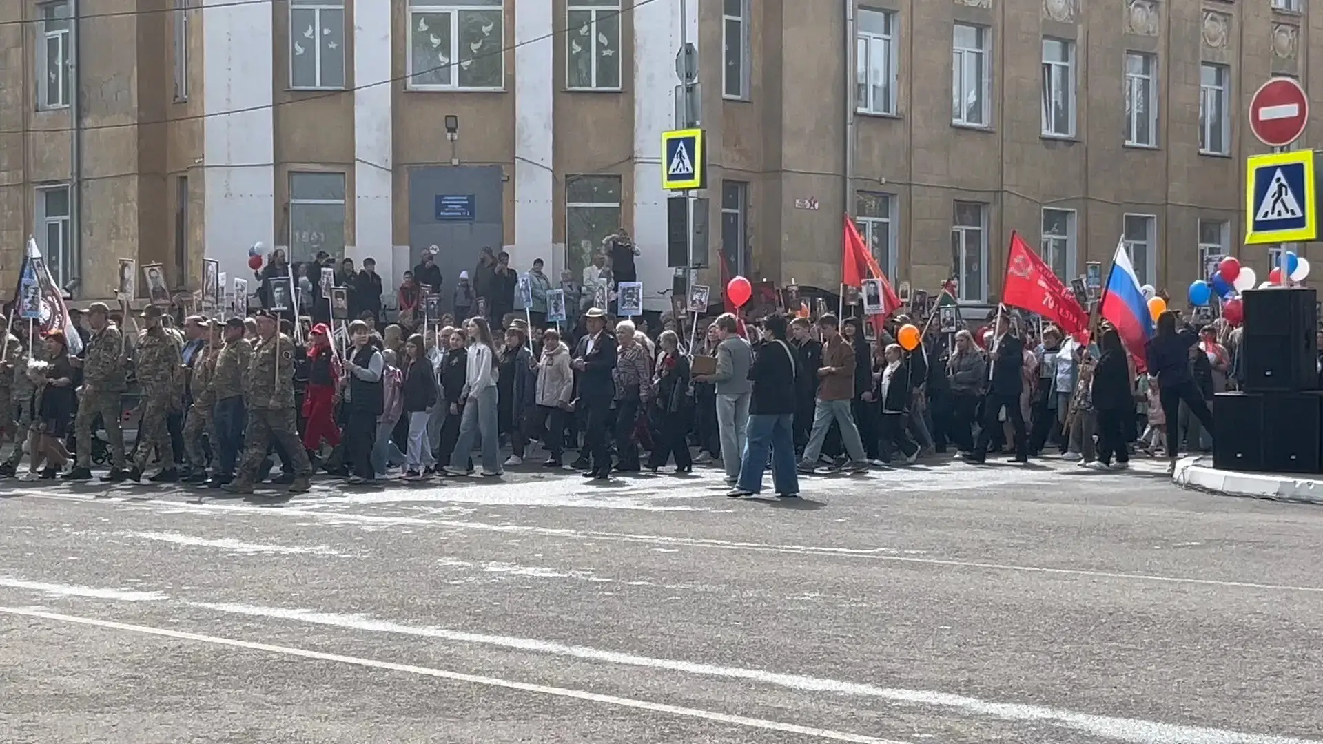 🎗️ Сегодня, 9 мая, наши педагоги и ребята вышли на улицы города вместе с «Бессмертным полком». 🕯️ В 