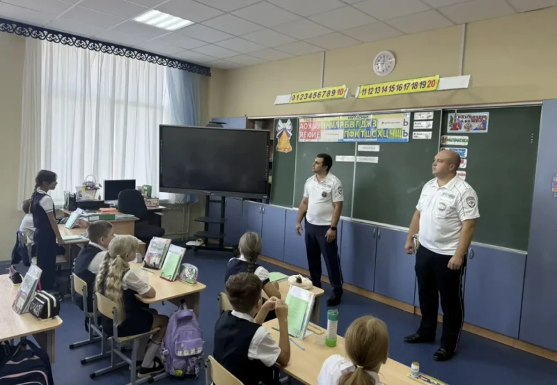 🎓 В школе №23 имени Надежды Шабатько прошёл урок дорожной безопасности