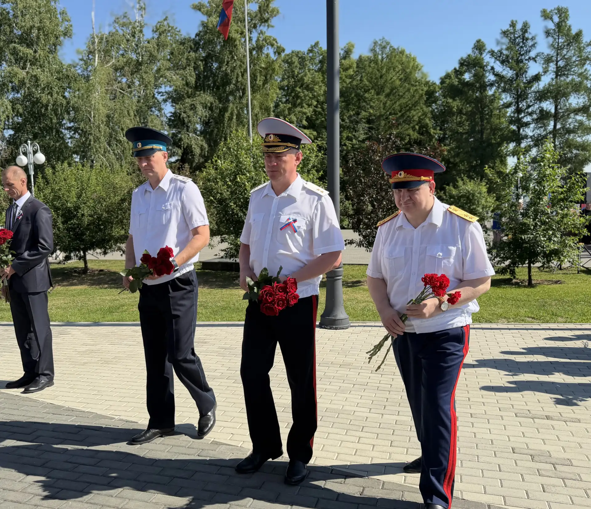 🇷🇺⚡В День России главный судебный пристав Алтайского края Дмитрий Лабутин возложил цветы к стеле «