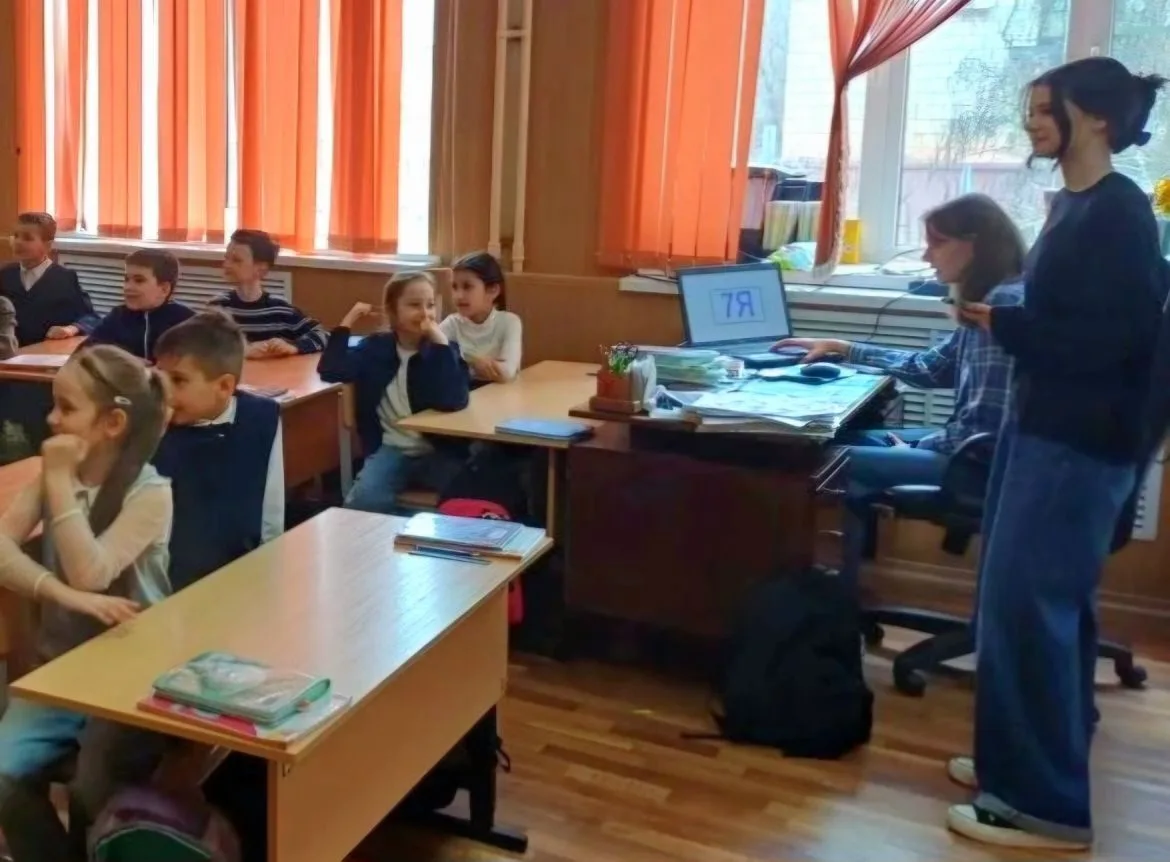 Ученицы 11 «Б» класса помогли второклассникам из 2 «А» весело повторить темы, изученные на уроках ма