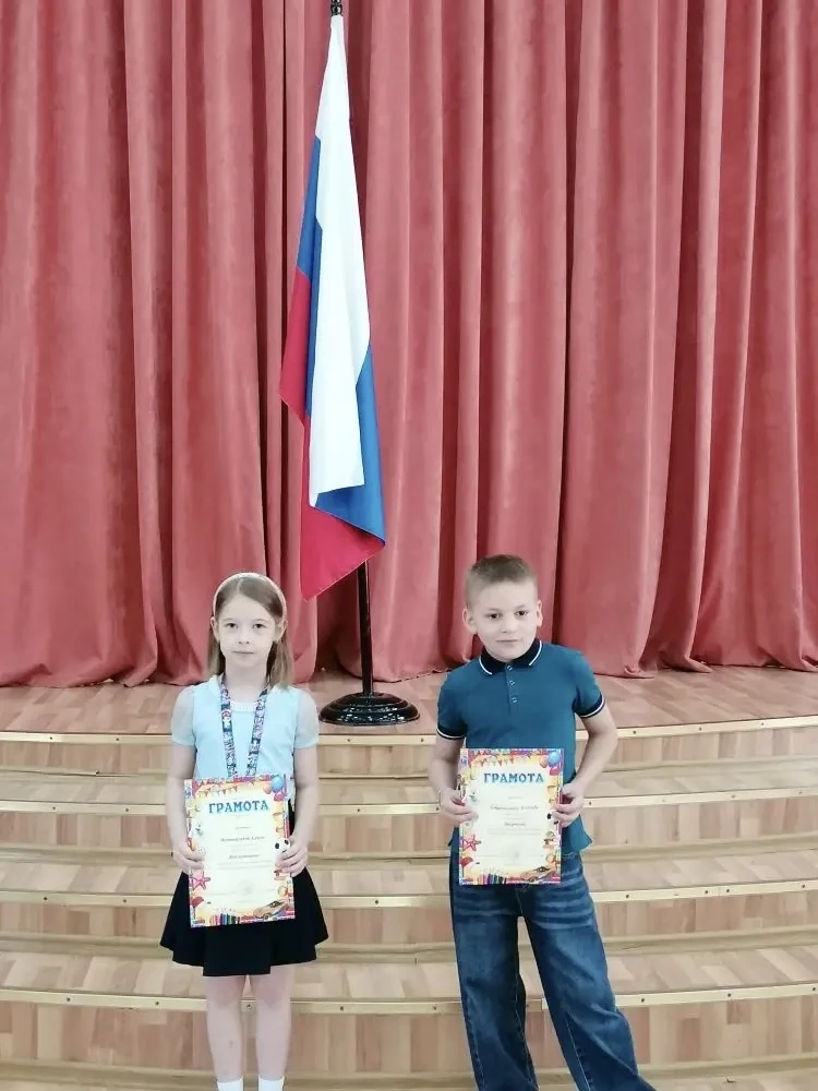 💢 Торжественная линейка   Друзья! Сегодня в школьном здании №2 прошла торжественная линейка, посвящё