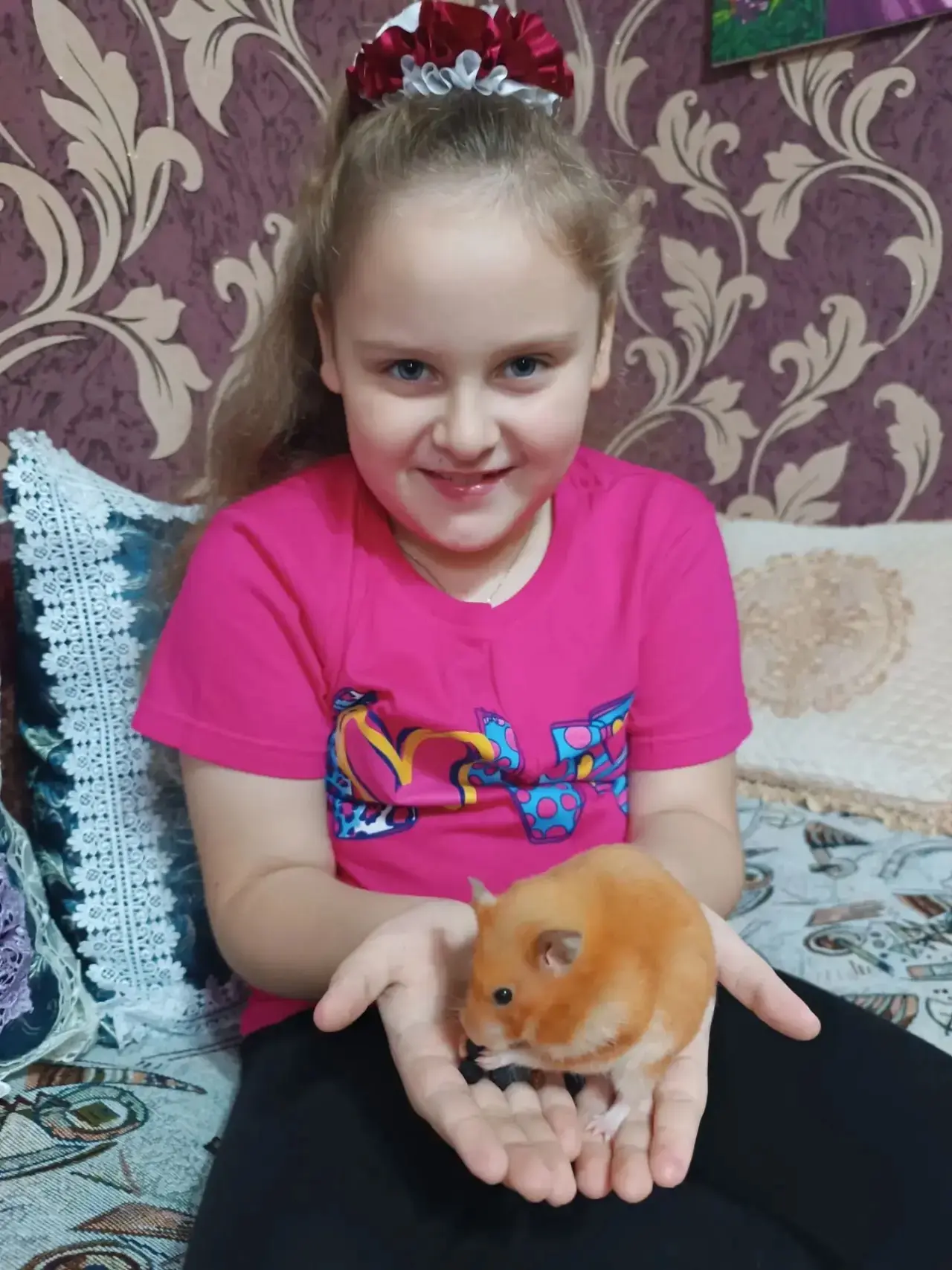 Шевцова Мария (2 класс), со своим хомячком Бусинкой. 🐹