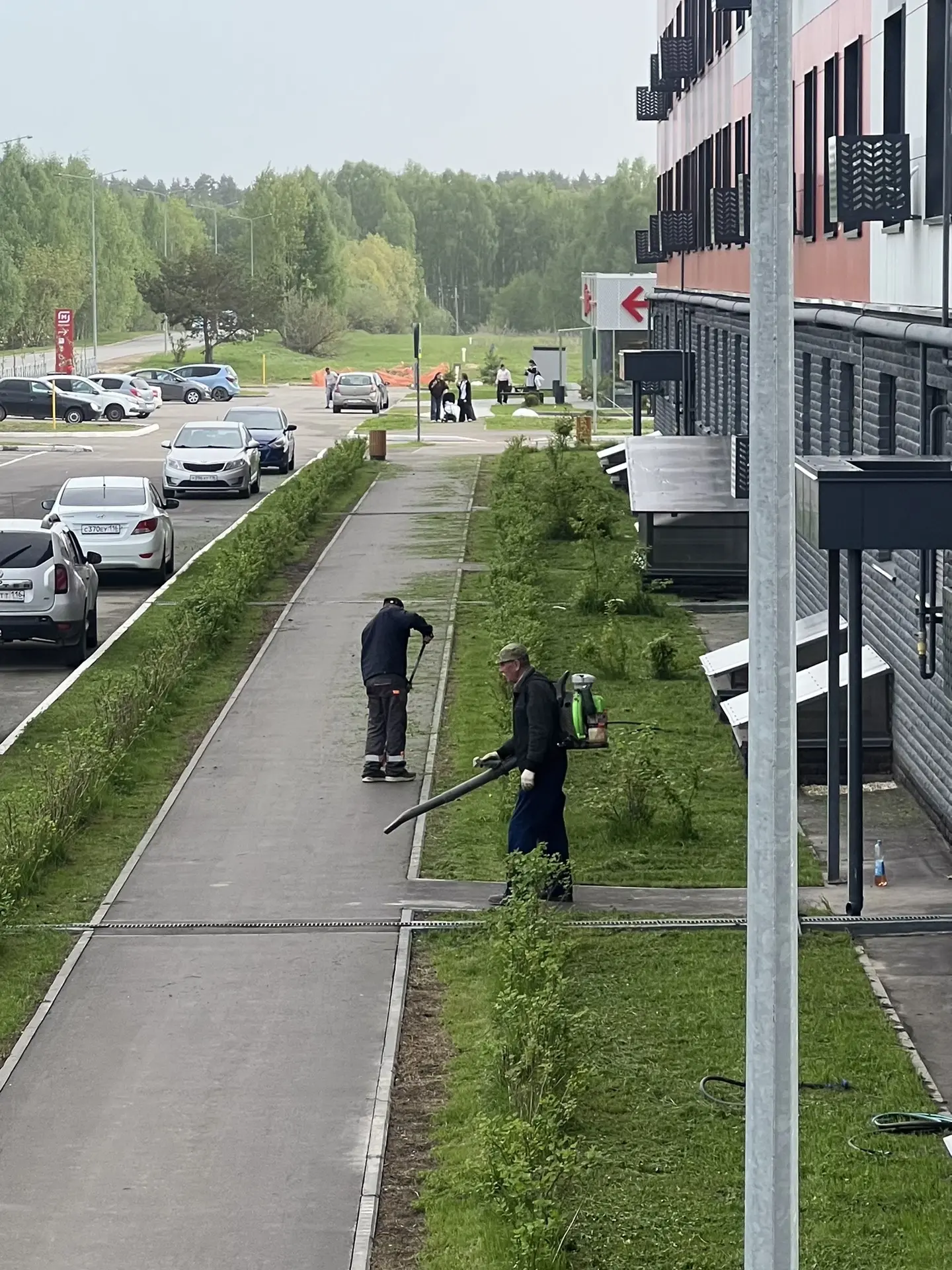 🌿 Порядок во дворах — результат ежедневной работы наших сотрудников.

Каждый день специалисты управ