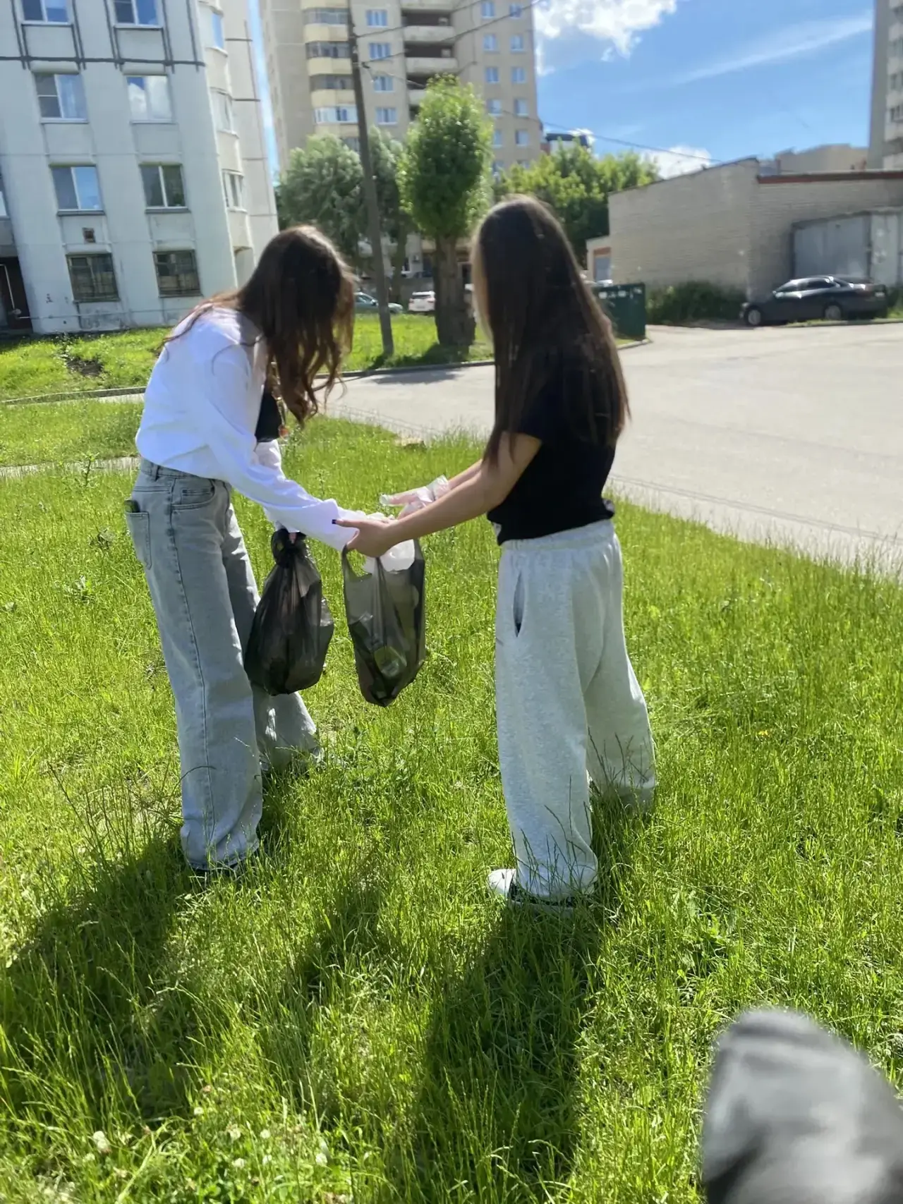 8в класс сегодня принял участие в уборке территории после отбоя ракетной опасности.

#образование21 
