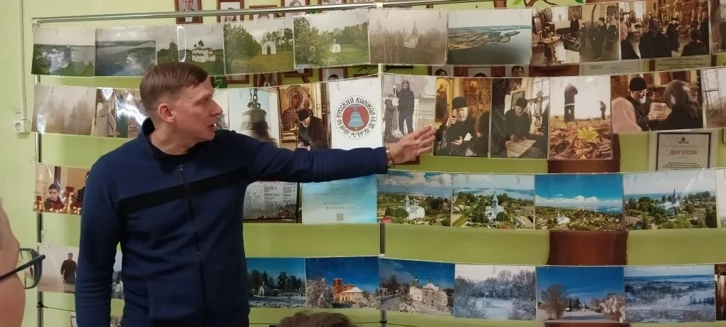 Сегодня в школе была открыта фотовыставка проекта «Святое Поозерье. В гостях у батюшки ...