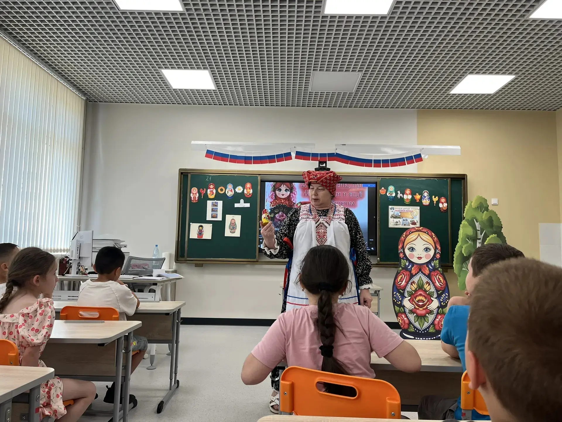 Музейное занятие "Росла в лесу игрушка - деревянная девчушка", посвящено неофициальному...