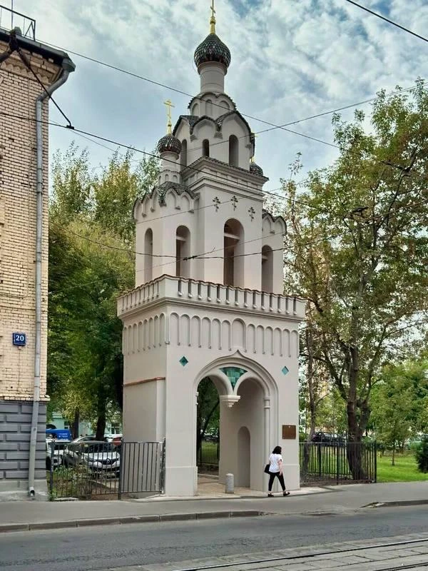 Колокольня Святой Екатерины на Бауманской, уцелевшая с 1915 года, после реставрации сно...