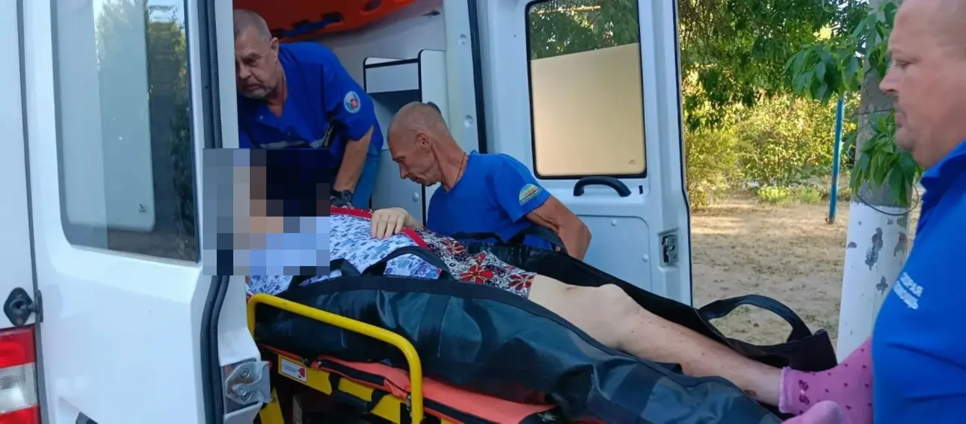 🚑🚨Спасатели оказали содействие в транспортировке пациента в р. п. Усть‑Донецкий
