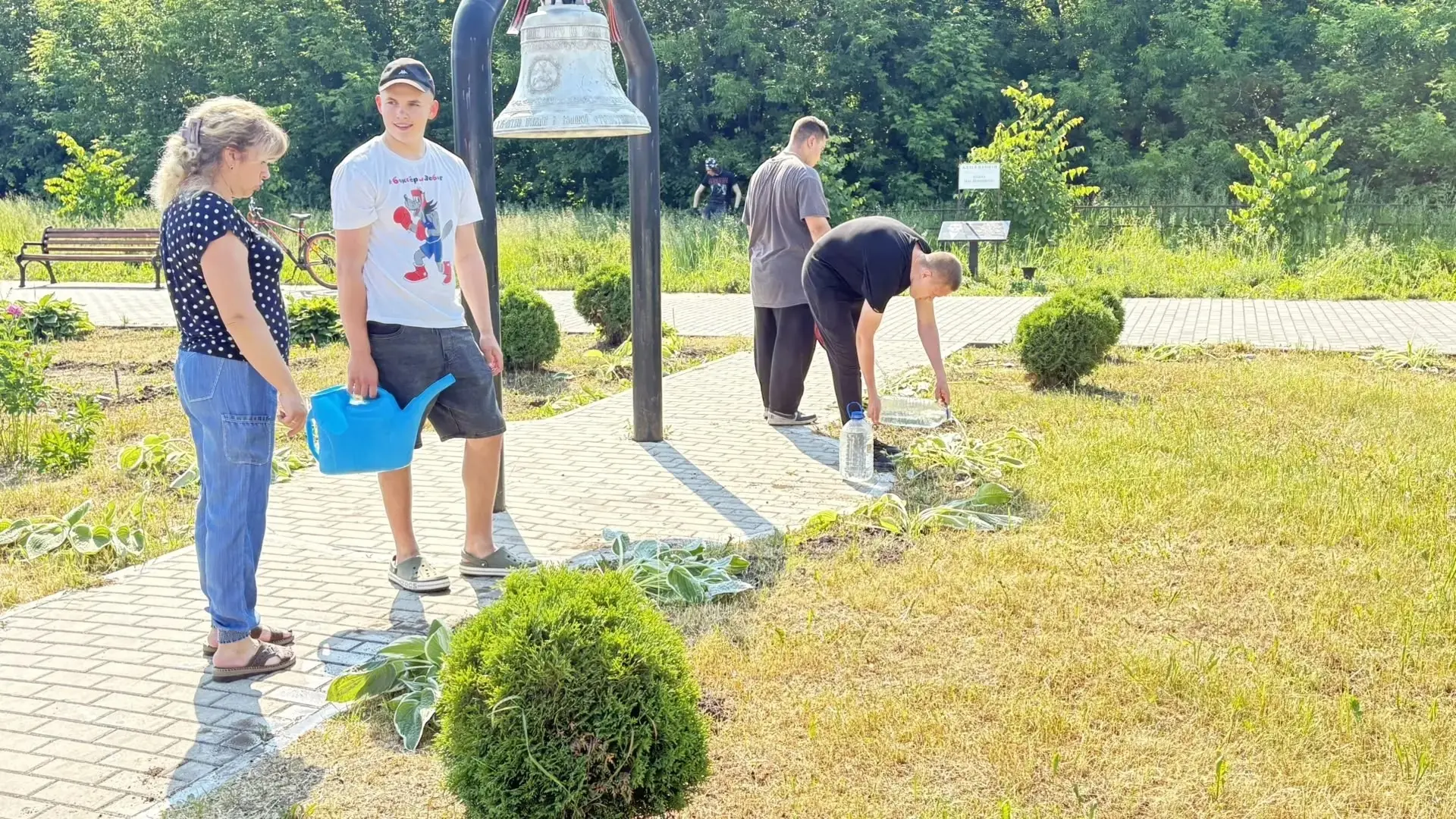 В рамках летней трудовой практики старшеклассники нашей школы внесли свой вклад в озеленение знаково