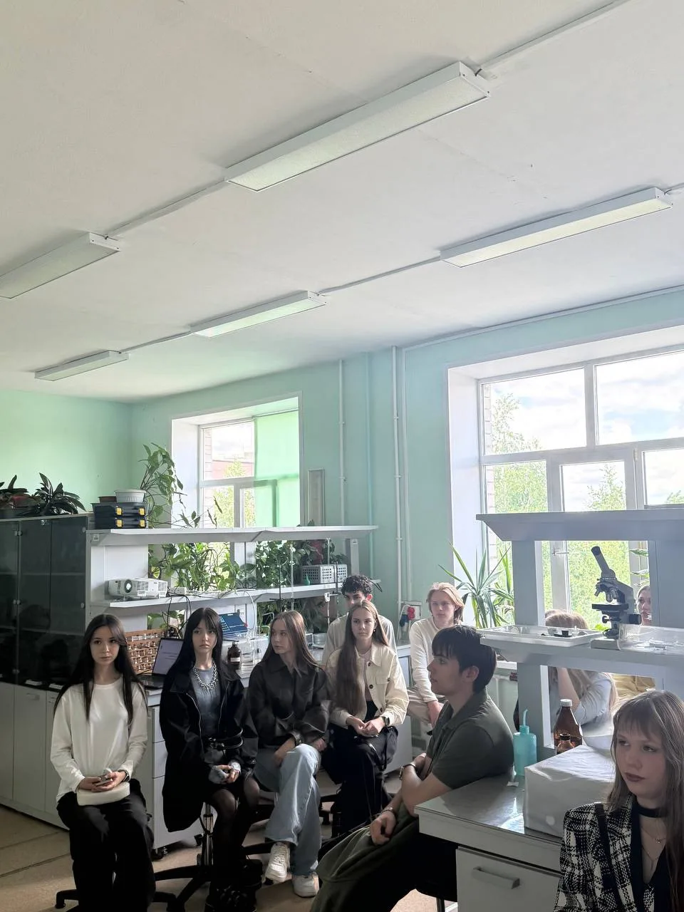 🧪 10 «Б» в деле: химия — это не только формулы, но и пробирки!

5 июня наш 10 «Б» класс отправился 