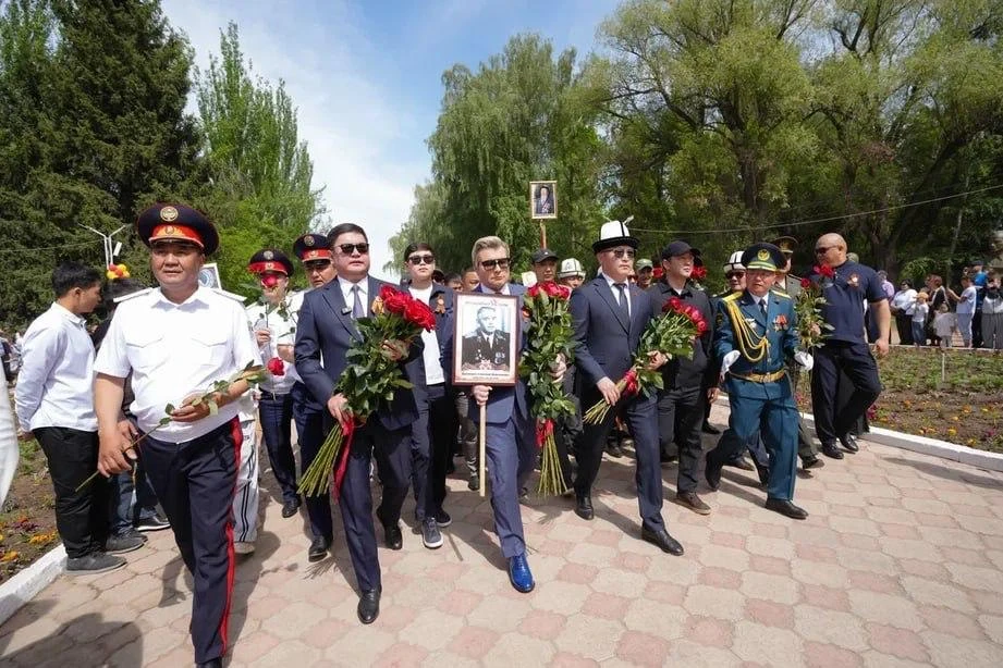 Более 30 тысяч человек вышли на "Бессмертный полк" в Бишкеке. Люди несут с собой фотографии ветерано