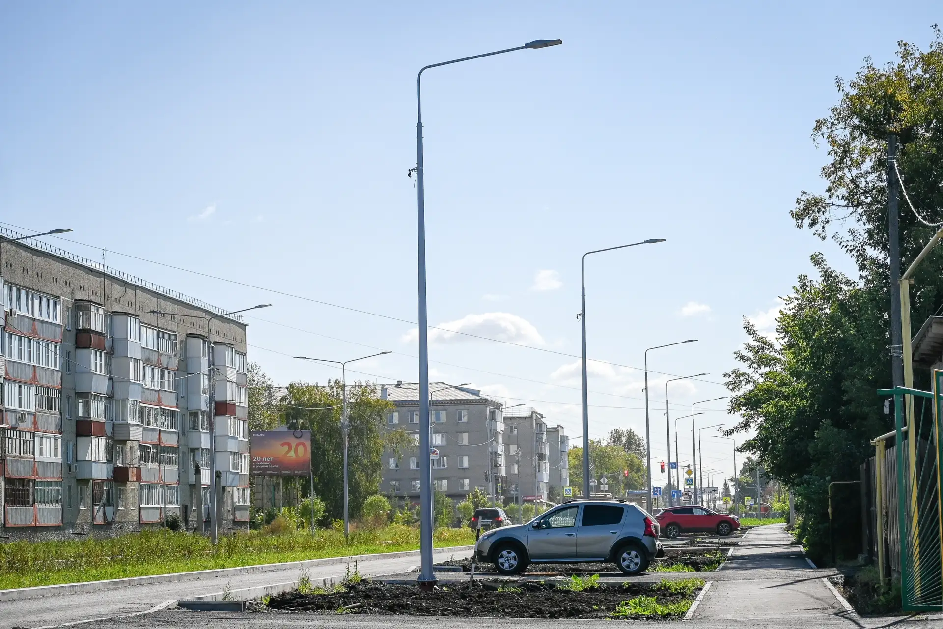 Сделали дополнительные опоры освещения вдоль тротуара, возле частных домов по ул.Кунави...