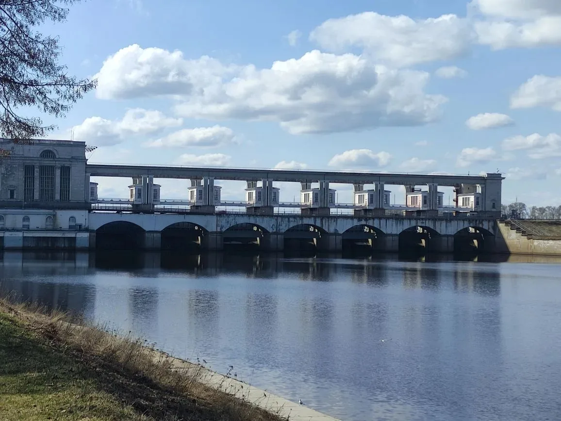 🧭 Путешествие в прошлое и настоящее: 8-е и 9-е классы в Угличе!   🏰 Наши ученики отправились в захва