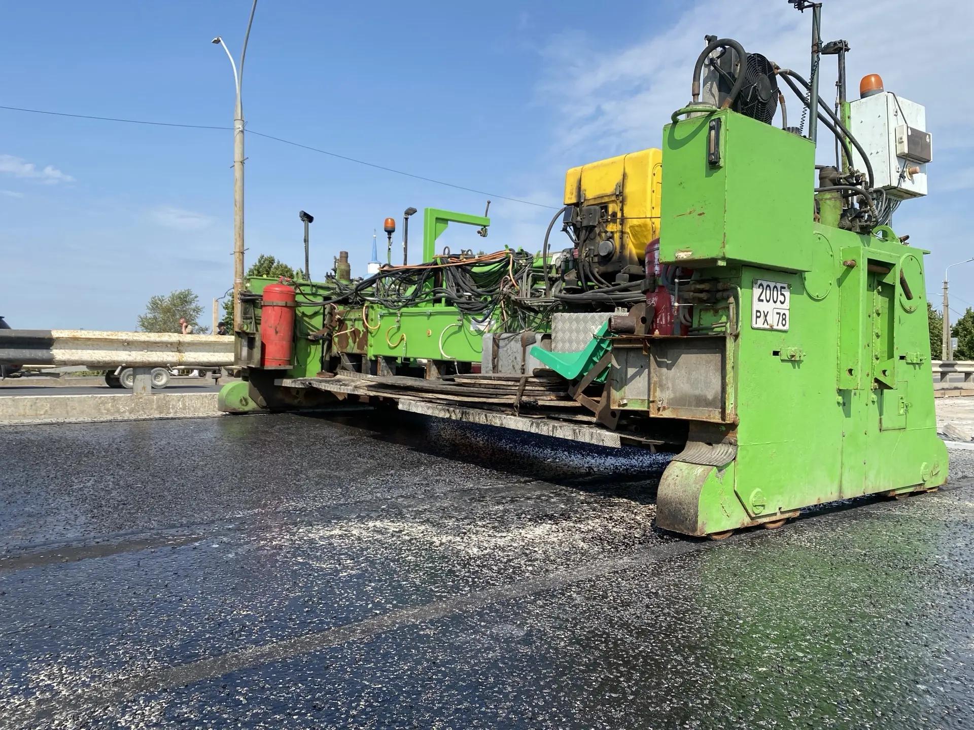 На мосту Александра Невского уложили нижний слой литого асфальта ✅️