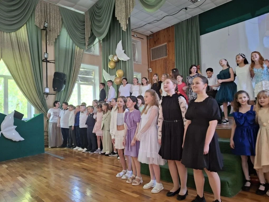 🎓 С любовью и теплом: 4 классы 3 корпуса попрощались с начальной школой  🤗 Ну, что ж… 4 «З», 4 «Ж» и