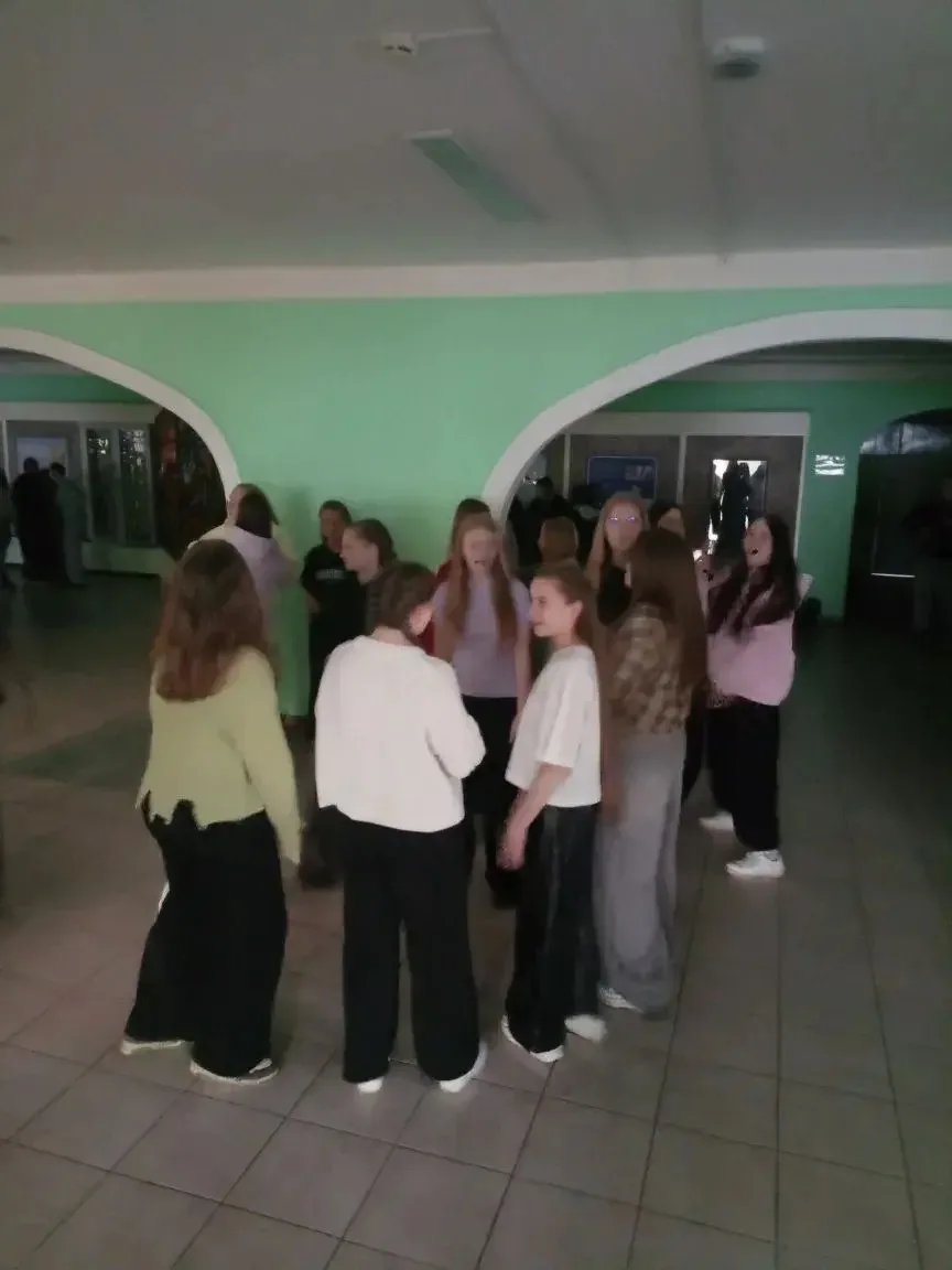 🎉 Сегодня в школе прошла потрясающая дискотека! Танцы до упаду, крутые треки и море ул...