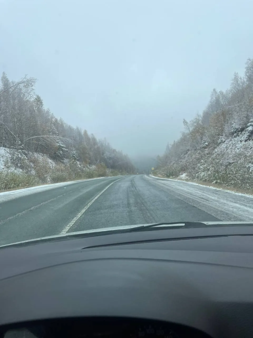 Дорогу посыпали булыжниками, аккуратнее без лобового останетесь