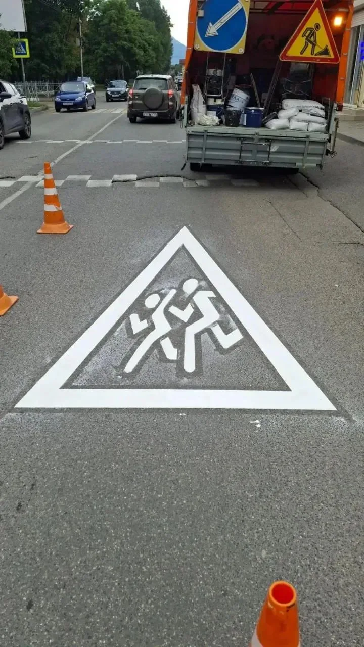 🛣 Дорожную разметку обновляют в Ессентуках перед началом нового учебного года