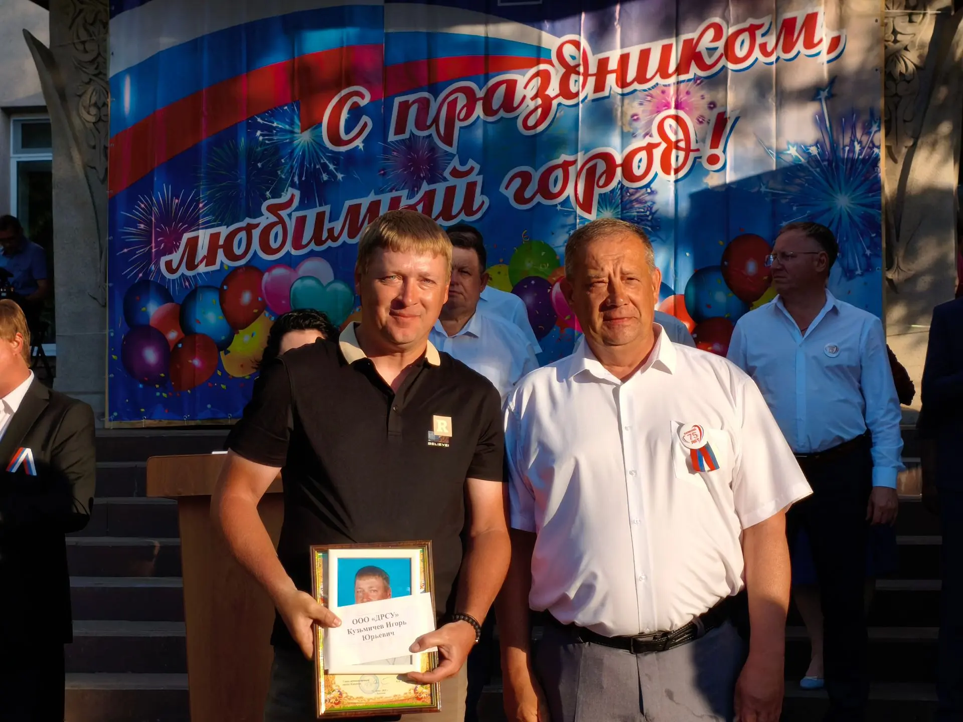 В День России и 75-летие города обновили Аллею Почета Каменки.

В почетном ряду на Центральной площа