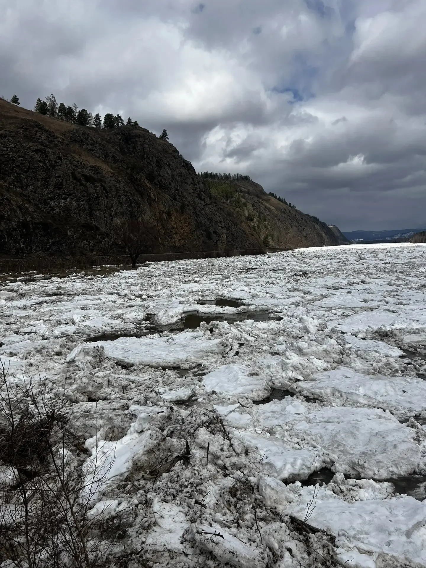 💦‎Вода уходит с подтопленных в Абазе дачных участков. Уровень реки понижается. Затор понемногу размы