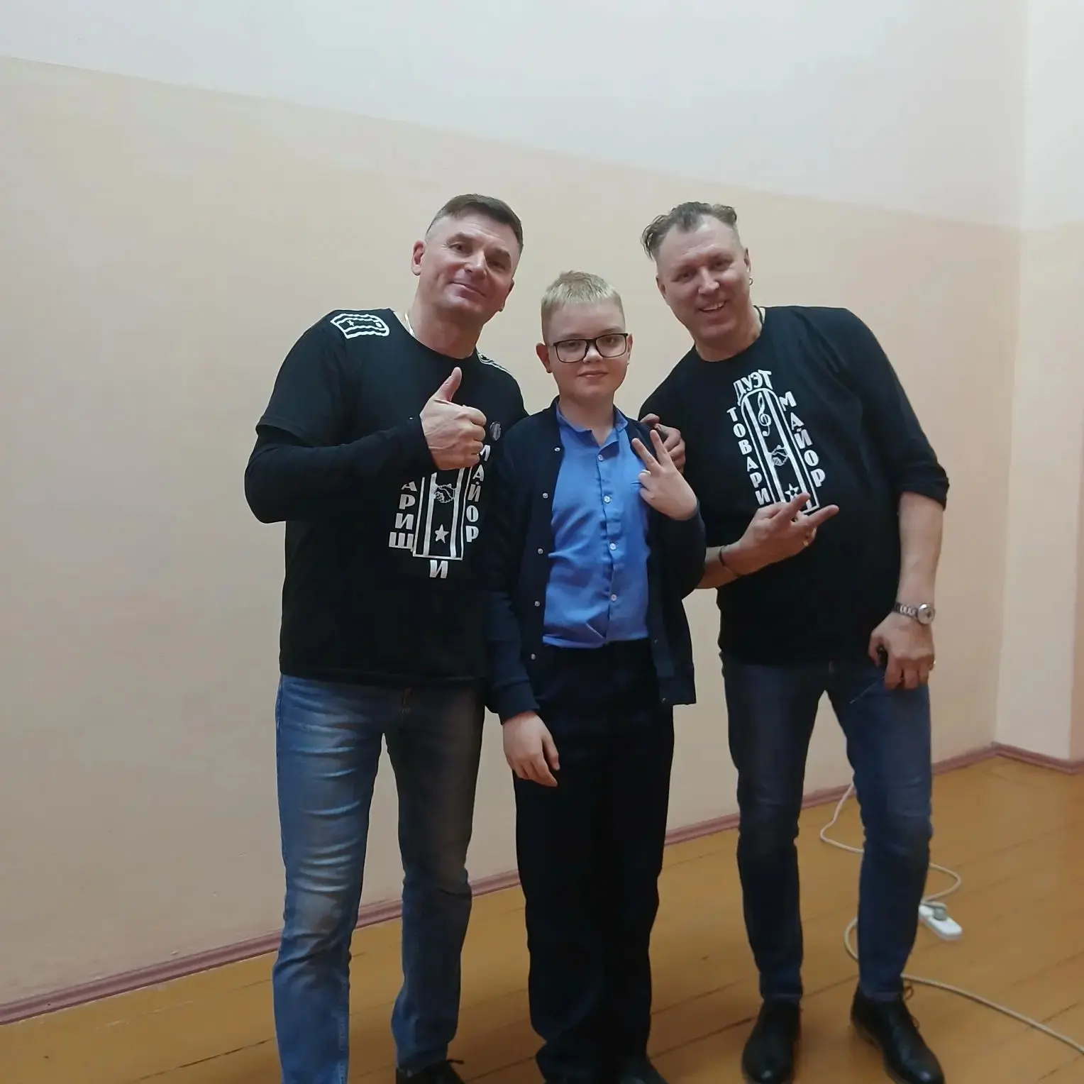 🎤 Сегодня в нашей гимназии состоялся концерт патриотической песни «Ни шагу назад»! В зале царила осо