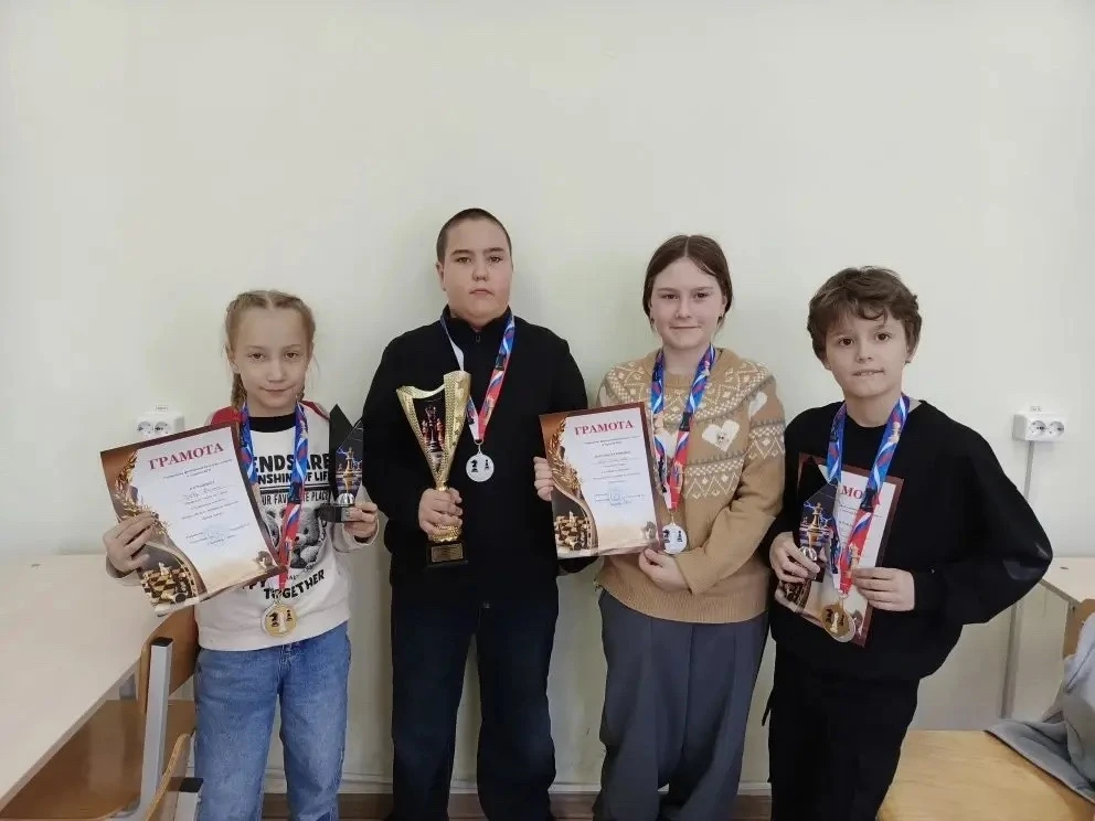 ♟🥈Шах и мат! Наша команда — серебряные призёры турнира «Белая ладья»! 🥈♟️  Сборная команда 3-4 класс