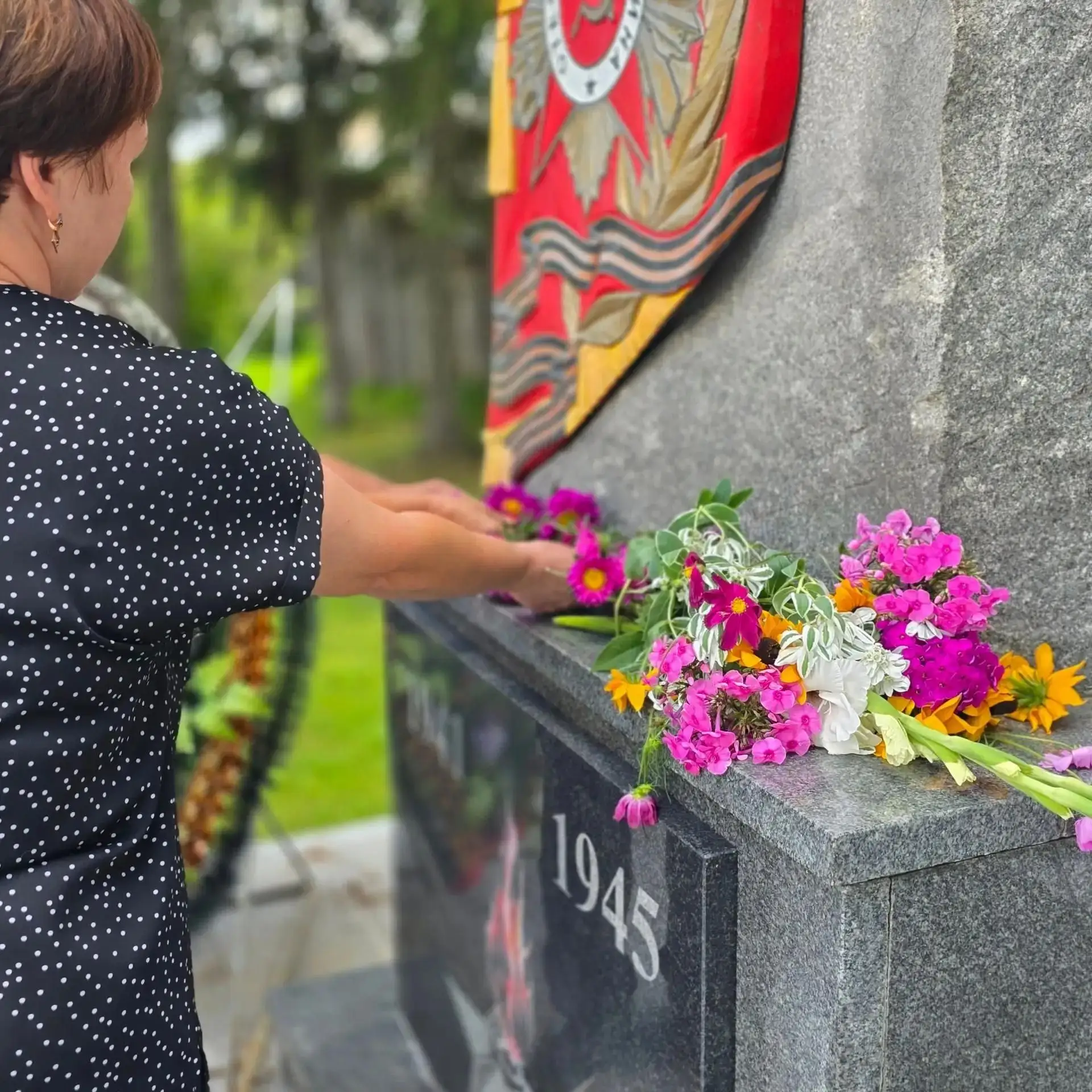 В Свердловской области продолжается акция «Цветы героям», которая объединяет жителей са...