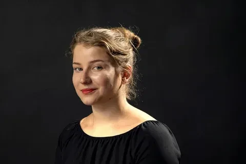 Она была крупной, точнее, очень крупной, а еще точнее, очень-очень крупной. Уже в 13 лет Алевтина на