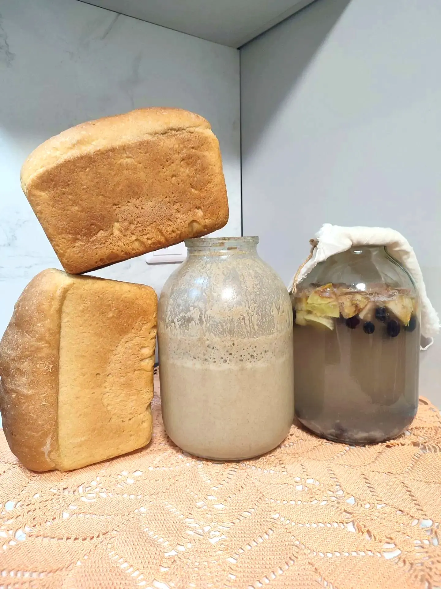 🍞💁‍ ЧЕМ отличаются ФРУКТОВЫЕ ДРОЖЖИ от ЗАКВАСКИ и почему этим дрожжам нужен сахар?