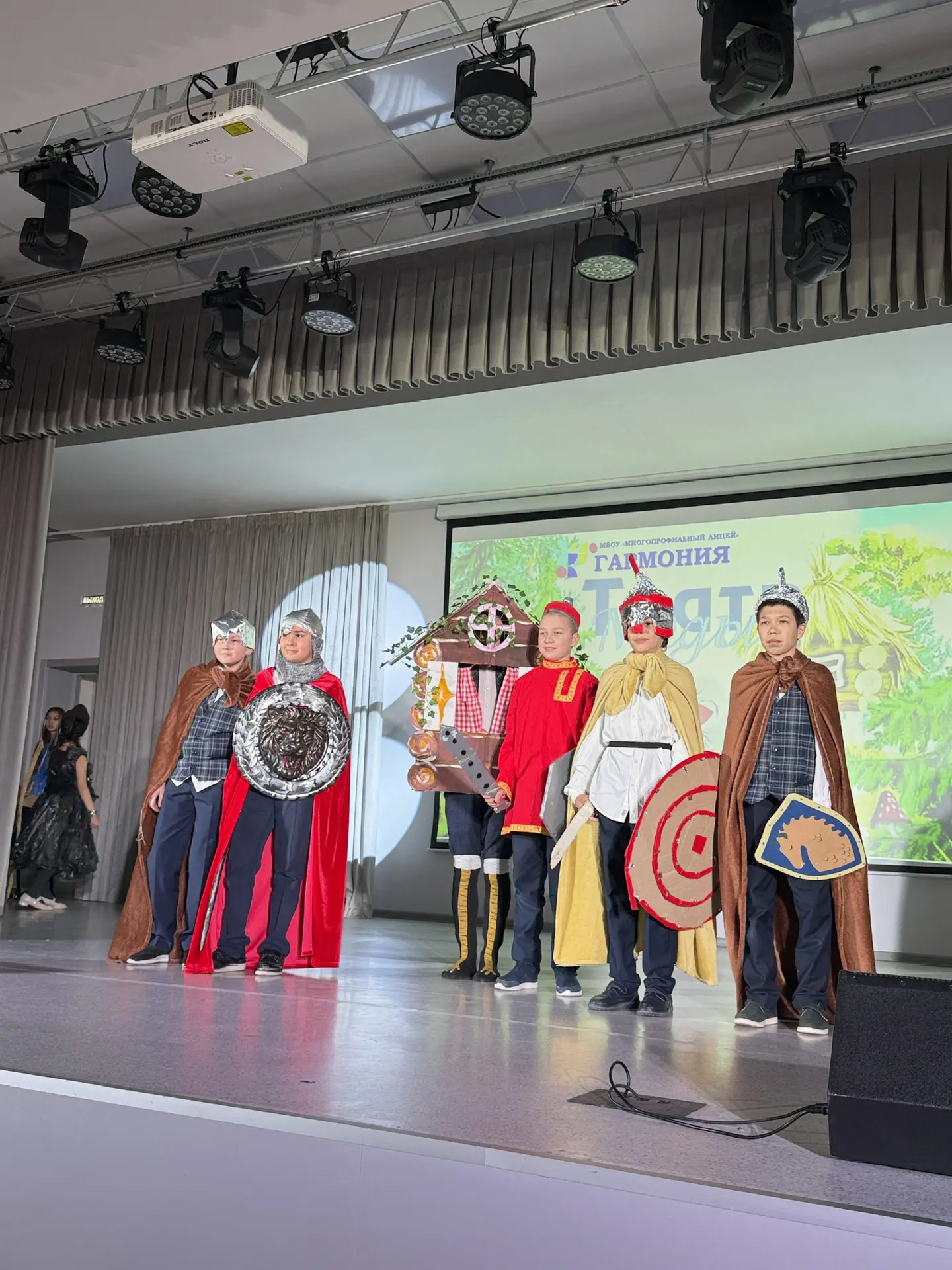 🌟6 «Б» блистает на подиуме! 🤩  Наш класс принял участие в театральном показе мод, и это было незабыв