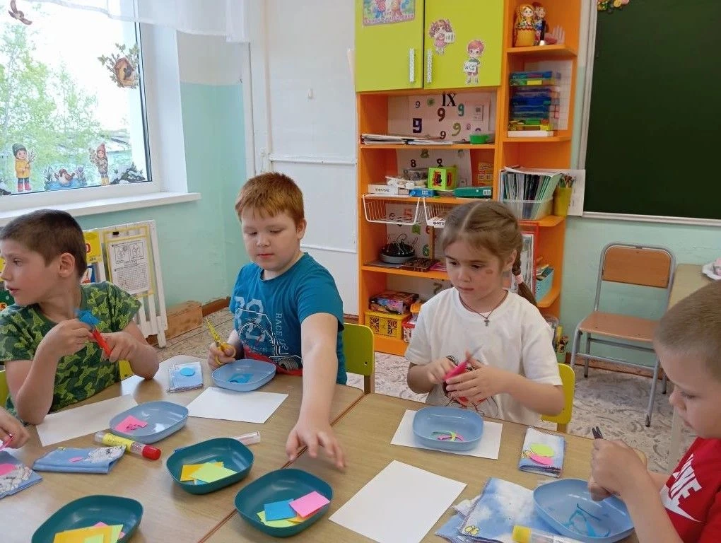 Аппликация в группе № 3 (возраст 5-7 лет) «Загадки». Формирование у детей навыков разре...