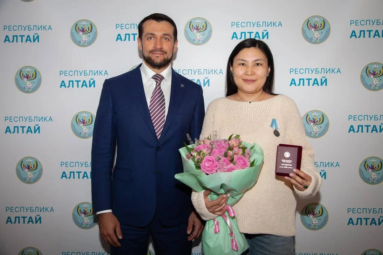 Александр Прокопьев вручил государственную награду Анне Ефимовой