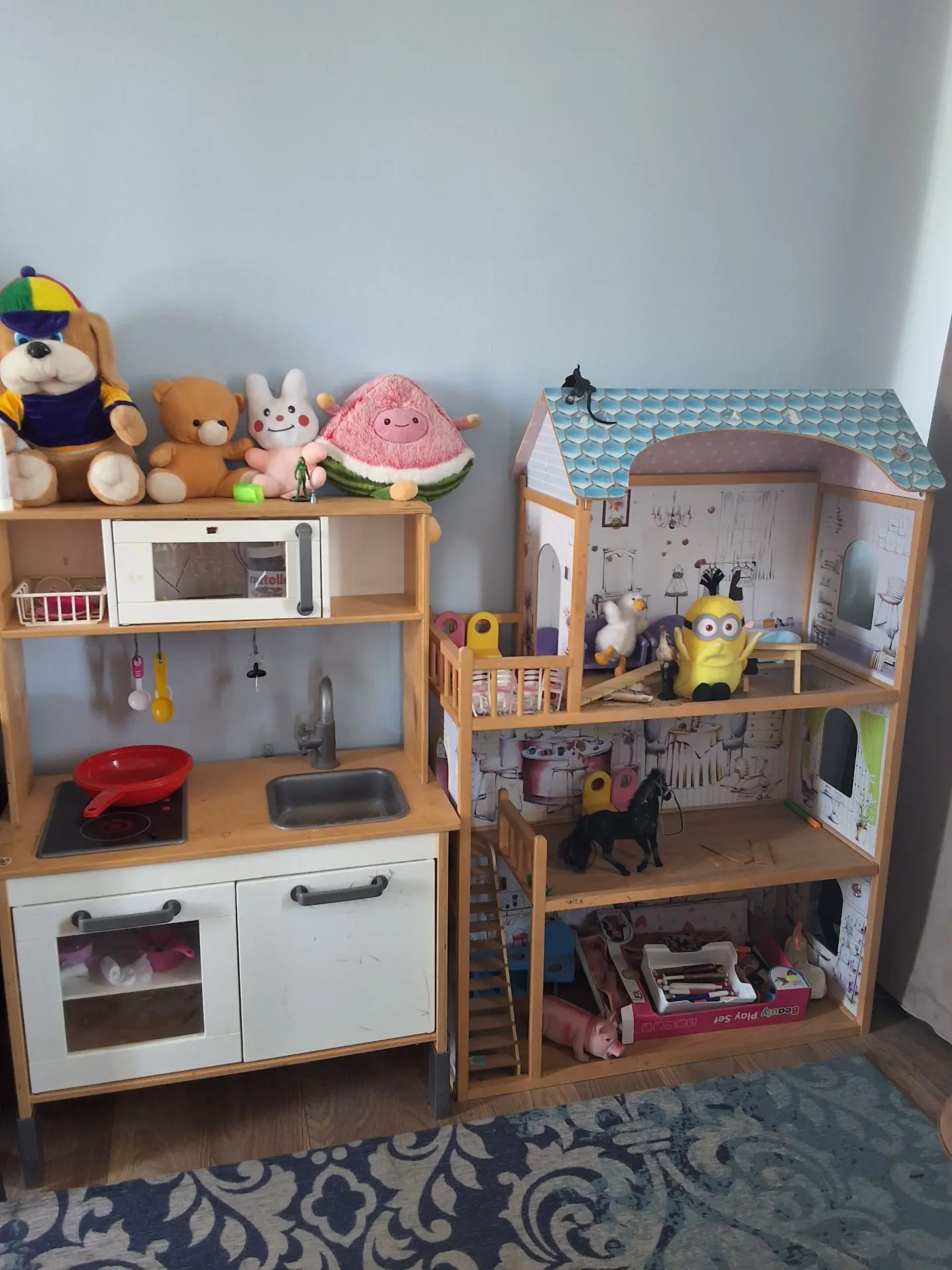 Продам детский уголок: кухня и домик. Цена  за всё 5 тыс. Динская. Тел 89649091979. Мягкие игрушки в
